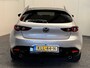 Mazda 3 2.0 e-SKYACTIV-G M HYBRID 122 EXCLUSIVE-LINE NAVIGATIE 360 CAMERA ADAPTIVE CRUISE CONTROL HEAD-UP DISPLAY APPLE CARPLAY/ANDROID RIJSTROOKSENSOREN DODEHOEKSENSOREN ZEER MOOI !!