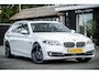 BMW 5-Serie Touring 528i High Executive Panoramadak I Soft Close I Adaptive Cruise I Hifi I Head Up I Mineralweiss I NL Auto I NAP