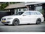 BMW 5-Serie Touring 528i High Executive Panoramadak I Soft Close I Adaptive Cruise I Hifi I Head Up I Mineralweiss I NL Auto I NAP