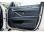 BMW 5-Serie Touring 528i High Executive Panoramadak I Soft Close I Adaptive Cruise I Hifi I Head Up I Mineralweiss I NL Auto I NAP
