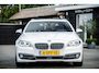 BMW 5-Serie Touring 528i High Executive Panoramadak I Soft Close I Adaptive Cruise I Hifi I Head Up I Mineralweiss I NL Auto I NAP
