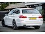 BMW 5-Serie Touring 528i High Executive Panoramadak I Soft Close I Adaptive Cruise I Hifi I Head Up I Mineralweiss I NL Auto I NAP
