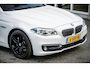 BMW 5-Serie Touring 528i High Executive Panoramadak I Soft Close I Adaptive Cruise I Hifi I Head Up I Mineralweiss I NL Auto I NAP