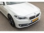 BMW 5-Serie Touring 528i High Executive Panoramadak I Soft Close I Adaptive Cruise I Hifi I Head Up I Mineralweiss I NL Auto I NAP