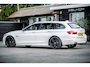 BMW 5-Serie Touring 528i High Executive Panoramadak I Soft Close I Adaptive Cruise I Hifi I Head Up I Mineralweiss I NL Auto I NAP