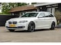 BMW 5-Serie Touring 528i High Executive Panoramadak I Soft Close I Adaptive Cruise I Hifi I Head Up I Mineralweiss I NL Auto I NAP
