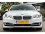 BMW 5-Serie Touring 528i High Executive Panoramadak I Soft Close I Adaptive Cruise I Hifi I Head Up I Mineralweiss I NL Auto I NAP