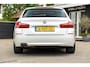 BMW 5-Serie Touring 528i High Executive Panoramadak I Soft Close I Adaptive Cruise I Hifi I Head Up I Mineralweiss I NL Auto I NAP