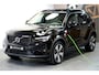 Volvo XC40 1.5 T4 Plug-in Hybrid 155kW/211pk DCT7 Ultimate Dark PANORAMADAK + HARMAN/KARDON + LEER/ALCANTARA + CRUISE + NAVI SENSUS + LANE ASSIST + EL.STOELEN + STOEL-&STUURVERWARMING + CAMERA + KEYLESS + PARKSENSOREN V&A + 19” LM-VELGEN!!