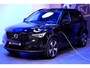 Volvo XC40 1.5 T4 Plug-in Hybrid 155kW/211pk DCT7 Ultimate Dark PANORAMADAK + HARMAN/KARDON + LEER/ALCANTARA + CRUISE + NAVI SENSUS + LANE ASSIST + EL.STOELEN + STOEL-&STUURVERWARMING + CAMERA + KEYLESS + EL.TREKHAAK + PARKSENSOREN V&A + 19” LM-VELGEN!!