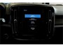 Volvo XC40 1.5 T4 Plug-in Hybrid 155kW/211pk DCT7 Ultimate Dark PANORAMADAK + HARMAN/KARDON + LEER/ALCANTARA + CRUISE + NAVI SENSUS + LANE ASSIST + EL.STOELEN + STOEL-&STUURVERWARMING + CAMERA + KEYLESS + EL.TREKHAAK + PARKSENSOREN V&A + 19” LM-VELGEN!!
