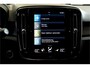 Volvo XC40 1.5 T4 Plug-in Hybrid 155kW/211pk DCT7 Ultimate Dark PANORAMADAK + HARMAN/KARDON + LEER/ALCANTARA + CRUISE + NAVI SENSUS + LANE ASSIST + EL.STOELEN + STOEL-&STUURVERWARMING + CAMERA + KEYLESS + EL.TREKHAAK + PARKSENSOREN V&A + 19” LM-VELGEN!!