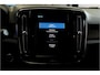 Volvo XC40 1.5 T4 Plug-in Hybrid 155kW/211pk DCT7 Ultimate Dark PANORAMADAK + HARMAN/KARDON + LEER/ALCANTARA + CRUISE + NAVI SENSUS + LANE ASSIST + EL.STOELEN + STOEL-&STUURVERWARMING + CAMERA + KEYLESS + PARKSENSOREN V&A + 19” LM-VELGEN!!
