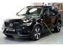 Volvo XC40 1.5 T4 Plug-in Hybrid 155kW/211pk DCT7 Ultimate Dark PANORAMADAK + HARMAN/KARDON + LEER/ALCANTARA + CRUISE + NAVI SENSUS + LANE ASSIST + EL.STOELEN + STOEL-&STUURVERWARMING + CAMERA + KEYLESS + EL.TREKHAAK + PARKSENSOREN V&A + 19” LM-VELGEN!!
