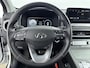 Hyundai Kona Electric EV FASHION 64 kWh | SoH 93% | DODEHOEK DETECTIE | PDC | 3 FASEN | WARMTEPOMP | CAMERA | CLIMA | CRUISE ADAPT. | NAVI | PRIVACY GLASS | DAKRAILING | APPLE CAR PLAY & ADROID AUTO | ALL SEASONS |