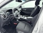 Hyundai Kona Electric EV FASHION 64 kWh | SoH 93% | DODEHOEK DETECTIE | PDC | 3 FASEN | WARMTEPOMP | CAMERA | CLIMA | CRUISE ADAPT. | NAVI | PRIVACY GLASS | DAKRAILING | APPLE CAR PLAY & ADROID AUTO | ALL SEASONS |