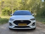 Ford Focus Wagon 1.0EB Hybrid ST Line | NL-AUTO! | 1E EIGENAAR! | ELEK. TREKHAAK | ADAPTIVE CRUISE | WINTERPACK | DODE HOEK | LED | PARK. SENSOREN V+A | DEALER OH!