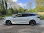 Ford Focus Wagon 1.0EB Hybrid ST Line | NL-AUTO! | 1E EIGENAAR! | ELEK. TREKHAAK | ADAPTIVE CRUISE | WINTERPACK | DODE HOEK | LED | PARK. SENSOREN V+A | DEALER OH!