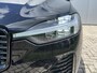 Volvo XC60 2.0 T8 455 pk Plug-in hybrid AWD Ultimate Black Edition Trekhaak Panoramadak Bowers en Wilkins Audio Elektrische Sportstoelen 21 Inch Velgen 360 Camera Head-Up Display Apple Carplay Extra Getint Glas Navigatie Long Range 1e Eigenaar BTW Auto