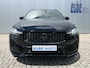 Volvo XC60 2.0 T8 455 pk Plug-in hybrid AWD Ultimate Black Edition Trekhaak Panoramadak Bowers en Wilkins Audio Elektrische Sportstoelen 21 Inch Velgen 360 Camera Head-Up Display Apple Carplay Extra Getint Glas Navigatie Long Range 1e Eigenaar BTW Auto