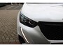 Peugeot 2008 1.2 100PK ALLURE PACK | NAVIGATIE 10" TOUCHSCREEN| ACHTERUITRIJ CAMERA | 3-D INSTRUMENTENPANEEL | APPLE CARPLAY/ANDROID AUTO | LICHTMETALEN VELGEN 17" | DAB+ RADIO | CRUISE CONTROL | GETINTE RUITEN |