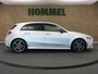 Mercedes-Benz A-klasse 180 Business Solution AMG Night Upgrade - ORIGINEEL NEDERLANDSE AUTO - PANORAMADAK - AMG STYLING - AUTOMATISCHE AIRCO - ACHTERUITRIJCAMERA - KEYLESS START - PARKEERSENSOREN VOOR EN ACHTER - VOORSTOELEN VERWARMD - BLUETOOTH-TELEFOONVOORBERIEDI