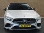 Mercedes-Benz A-klasse 180 Business Solution AMG Night Upgrade - ORIGINEEL NEDERLANDSE AUTO - PANORAMADAK - AMG STYLING - AUTOMATISCHE AIRCO - ACHTERUITRIJCAMERA - KEYLESS START - PARKEERSENSOREN VOOR EN ACHTER - VOORSTOELEN VERWARMD - BLUETOOTH-TELEFOONVOORBERIEDI
