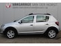 Dacia Sandero 0.9-90pk TCe Stepway Lauréate. Erg nette en goed onderhouden Dacia, hoge instap ! Airco, cruise control, lederen interieur, metallic lak, parkeersensoren achter, navigatie, telefoonvoorb., radio/cd etc.