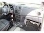 Dacia Sandero 0.9-90pk TCe Stepway Lauréate. Erg nette en goed onderhouden Dacia, hoge instap ! Airco, cruise control, lederen interieur, metallic lak, parkeersensoren achter, navigatie, telefoonvoorb., radio/cd etc.