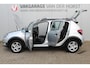 Dacia Sandero 0.9-90pk TCe Stepway Lauréate. Erg nette en goed onderhouden Dacia, hoge instap ! Airco, cruise control, lederen interieur, metallic lak, parkeersensoren achter, navigatie, telefoonvoorb., radio/cd etc.