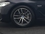 BMW 5-Serie Touring 530e M Sport PHEV 293pk Dealer O.H. | Trekhaak Af Fabriek | Panodak | Head Up | Adaptive Cruise | Camera | Lederen Sportstoelen Memory & Verwarmd | Sfeerverlichting | Blis | Stuur Verwarmd | Apple Carplay | Navigatie | DAB | Plug In Hybrid |