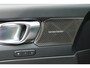 Volvo XC40 B3 Mild Hybrid Ultra Dark Black Edition | Lighting Pack | Verwarmbare Voorruit | Panoramisch Schuif-/Kanteldak | Trekhaak Semi Elektrisch Inklapbaar | Harman/Kardon | Elektrisch Verstelbare Stoelen Met Memory | Keyless | Elektrische Achterklep | 20-Inch Lichtmetalen | Verwarmbare Voorstoelen | Stuurverwarming | Adaptieve Cruise Control | Pilot Assist | Visual Park Assist incl. 360° Camera |