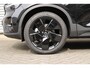Volvo XC40 B3 Mild Hybrid Ultra Dark Black Edition | Lighting Pack | Verwarmbare Voorruit | Panoramisch Schuif-/Kanteldak | Trekhaak Semi Elektrisch Inklapbaar | Harman/Kardon | Elektrisch Verstelbare Stoelen Met Memory | Keyless | Elektrische Achterklep | 20-Inch Lichtmetalen | Verwarmbare Voorstoelen | Stuurverwarming | Adaptieve Cruise Control | Pilot Assist | Visual Park Assist incl. 360° Camera |