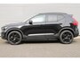 Volvo XC40 B3 Mild Hybrid Ultra Dark Black Edition | Lighting Pack | Verwarmbare Voorruit | Panoramisch Schuif-/Kanteldak | Trekhaak Semi Elektrisch Inklapbaar | Harman/Kardon | Elektrisch Verstelbare Stoelen Met Memory | Keyless | Elektrische Achterklep | 20-Inch Lichtmetalen | Verwarmbare Voorstoelen | Stuurverwarming | Adaptieve Cruise Control | Pilot Assist | Visual Park Assist incl. 360° Camera |