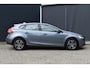 Volvo V40 T2 Nordic+ | AUTOMAAT | Navigatie | Afneembare Trekhaak | Lichtmetalen velgen | Parkeersensoren achter | Stoelverwarming | Koplampreinigingssysteem | Standkachel | Volvo on Call | Climate Control | Cruise Control |