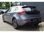 Volvo V40 T2 Nordic+ | AUTOMAAT | Navigatie | Afneembare Trekhaak | Lichtmetalen velgen | Parkeersensoren achter | Stoelverwarming | Koplampreinigingssysteem | Standkachel | Volvo on Call | Climate Control | Cruise Control |