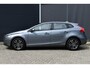 Volvo V40 T2 Nordic+ | AUTOMAAT | Navigatie | Afneembare Trekhaak | Lichtmetalen velgen | Parkeersensoren achter | Stoelverwarming | Koplampreinigingssysteem | Standkachel | Volvo on Call | Climate Control | Cruise Control |