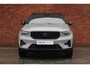 Volvo XC40 B4 Plus Black Edition | Panoramisch schuif-/kanteldak | Elektrisch verstelbare voorstoelen met geheugenfunctie | 360 graden camera | Extra getint glas achter | Harman Kardon | Dak in contrasterende kleur Black Stone | Stoel- / stuurwielverwarming | 20 inch. lichtmetalen velgen | Adaptieve cruise control | BLIS