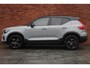 Volvo XC40 B4 Plus Black Edition | Panoramisch schuif-/kanteldak | Elektrisch verstelbare voorstoelen met geheugenfunctie | 360 graden camera | Extra getint glas achter | Harman Kardon | Dak in contrasterende kleur Black Stone | Stoel- / stuurwielverwarming | 20 inch. lichtmetalen velgen | Adaptieve cruise control | BLIS