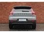 Volvo XC40 B4 Plus Black Edition | Panoramisch schuif-/kanteldak | Elektrisch verstelbare voorstoelen met geheugenfunctie | 360 graden camera | Extra getint glas achter | Harman Kardon | Dak in contrasterende kleur Black Stone | Stoel- / stuurwielverwarming | 20 inch. lichtmetalen velgen | Adaptieve cruise control | BLIS