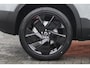 Volvo XC40 B4 Plus Black Edition | Panoramisch schuif-/kanteldak | Elektrisch verstelbare voorstoelen met geheugenfunctie | 360 graden camera | Extra getint glas achter | Harman Kardon | Dak in contrasterende kleur Black Stone | Stoel- / stuurwielverwarming | 20 inch. lichtmetalen velgen | Adaptieve cruise control | BLIS