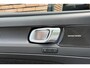 Volvo XC40 B4 Plus Black Edition | Panoramisch schuif-/kanteldak | Elektrisch verstelbare voorstoelen met geheugenfunctie | 360 graden camera | Extra getint glas achter | Harman Kardon | Dak in contrasterende kleur Black Stone | Stoel- / stuurwielverwarming | 20 inch. lichtmetalen velgen | Adaptieve cruise control | BLIS