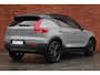Volvo XC40 B4 Plus Black Edition | Panoramisch schuif-/kanteldak | Elektrisch verstelbare voorstoelen met geheugenfunctie | 360 graden camera | Extra getint glas achter | Harman Kardon | Dak in contrasterende kleur Black Stone | Stoel- / stuurwielverwarming | 20 inch. lichtmetalen velgen | Adaptieve cruise control | BLIS