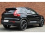 Volvo XC40 B4 Plus Black Edition | Panoramisch schuif-/kanteldak | Elektrisch verstelbare voorstoelen met geheugenfunctie | 360 graden camera | Extra getint glas achter | Harman Kardon | Stoel- / stuurwielverwarming | 20 inch. lichtmetalen velgen | Adaptieve cruise control | BLIS