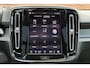 Volvo XC40 2.0 B4 Plus Black Edition | Panoramisch schuif-/kanteldak | Elektrisch verstelbare voorstoelen met geheugenfunctie | 360 graden camera | Extra getint glas achter | Harman Kardon | Stoel- / stuurwielverwarming | 20 inch. lichtmetalen velgen | Adaptieve cruise control | BLIS