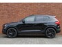 Volvo XC40 2.0 B4 Plus Black Edition | Panoramisch schuif-/kanteldak | Elektrisch verstelbare voorstoelen met geheugenfunctie | 360 graden camera | Extra getint glas achter | Harman Kardon | Stoel- / stuurwielverwarming | 20 inch. lichtmetalen velgen | Adaptieve cruise control | BLIS