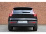 Volvo XC40 2.0 B4 Plus Black Edition | Panoramisch schuif-/kanteldak | Elektrisch verstelbare voorstoelen met geheugenfunctie | 360 graden camera | Extra getint glas achter | Harman Kardon | Stoel- / stuurwielverwarming | 20 inch. lichtmetalen velgen | Adaptieve cruise control | BLIS