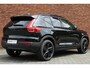 Volvo XC40 2.0 B4 Plus Black Edition | Panoramisch schuif-/kanteldak | Elektrisch verstelbare voorstoelen met geheugenfunctie | 360 graden camera | Extra getint glas achter | Harman Kardon | Stoel- / stuurwielverwarming | 20 inch. lichtmetalen velgen | Adaptieve cruise control | BLIS