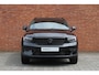 Volvo XC40 2.0 B4 Plus Black Edition | Panoramisch schuif-/kanteldak | Elektrisch verstelbare voorstoelen met geheugenfunctie | 360 graden camera | Extra getint glas achter | Harman Kardon | Stoel- / stuurwielverwarming | 20 inch. lichtmetalen velgen | Adaptieve cruise control | BLIS