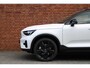 Volvo XC40 B4 Plus Black Edition | Panoramisch schuif-/kanteldak | Elektrisch verstelbare voorstoelen met geheugenfunctie | 360 graden camera | Extra getint glas achter | Harman Kardon | Dak in contrasterende kleur Black Stone | Stoel- / stuurwielverwarming | 20 inch. lichtmetalen velgen | Adaptieve cruise control | BLIS